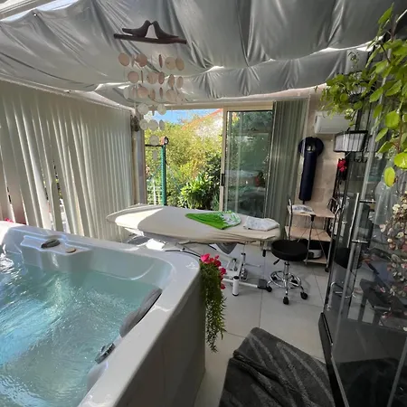 La Maison Du Bonheur Bed & Breakfast